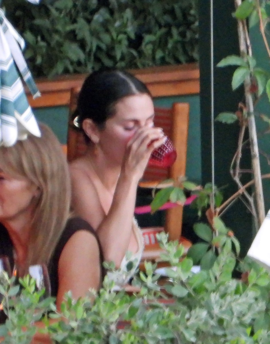 SelGoMedia's tweet photo. Selena Gomez seen in Paraggi, Italy. 7/24 https://t.co/kKh5uZ6DGP