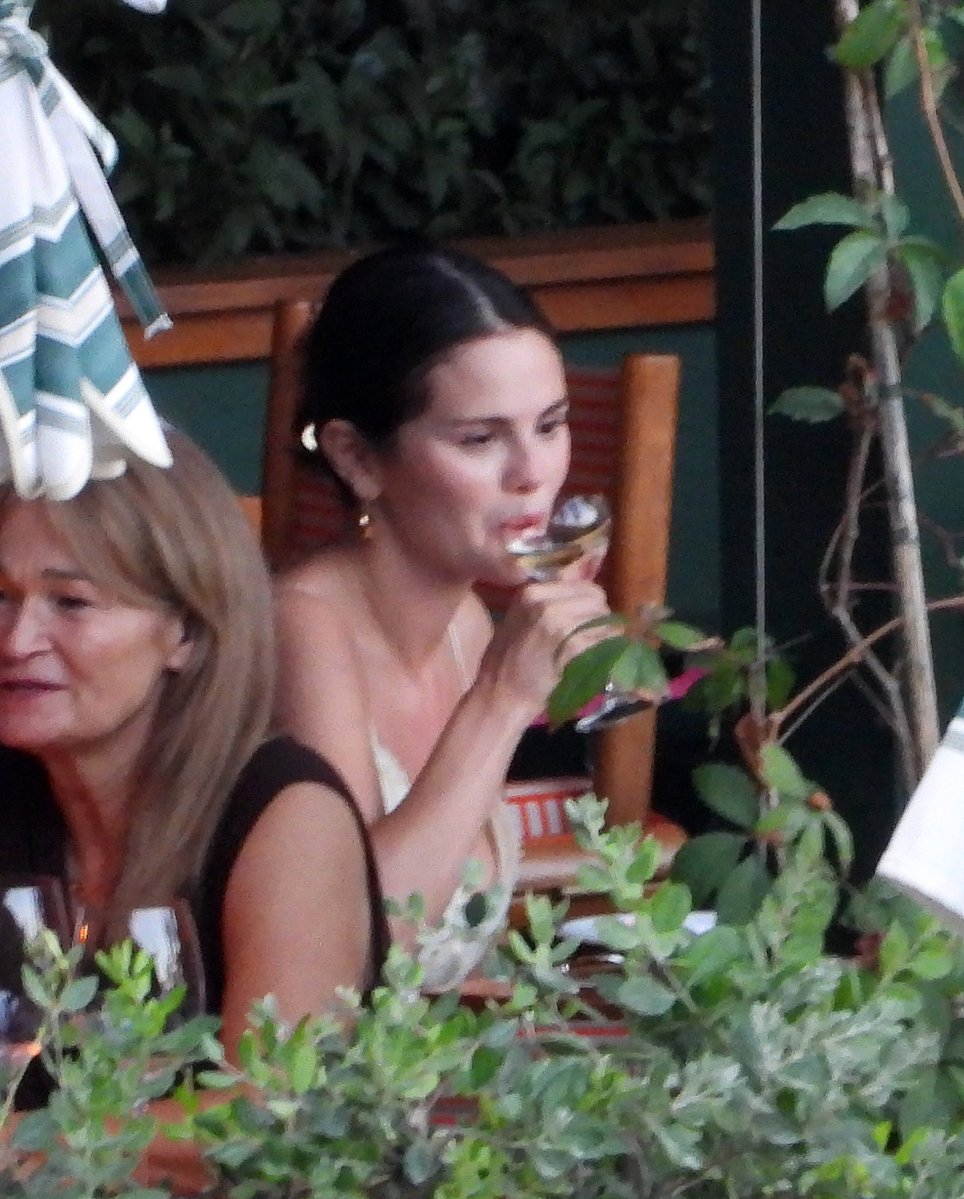 SelGoMedia's tweet photo. Selena Gomez seen in Paraggi, Italy. 7/24 https://t.co/kKh5uZ6DGP