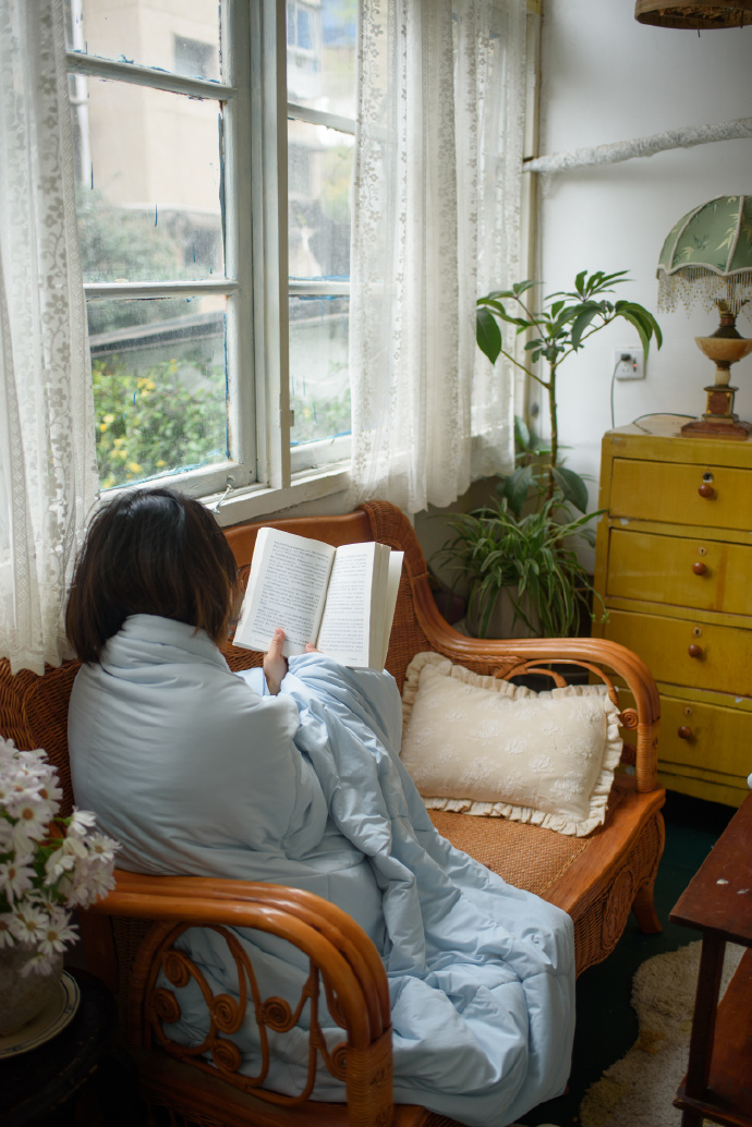 DebbiPosten's tweet photo. Just curled up with my favorite book and a warm latte—this is exactly the slow, cozy vibe I needed today ， https://t.co/P2WVdjRyCG