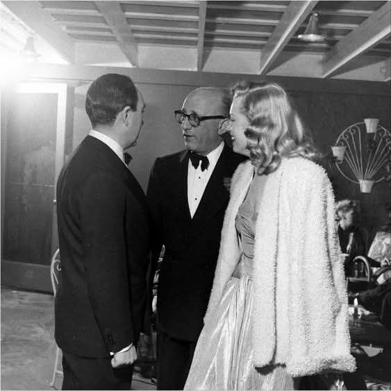 Clubpassionmar2's tweet photo. Bonne journée de jeudi.
Have a sweet Thursday.
#Marilyn #marilynmonroe #clubpassionmarilyn #mondanités #SamSpiegel #johnnyhyde #fredkarger https://t.co/gHTM9GZVql