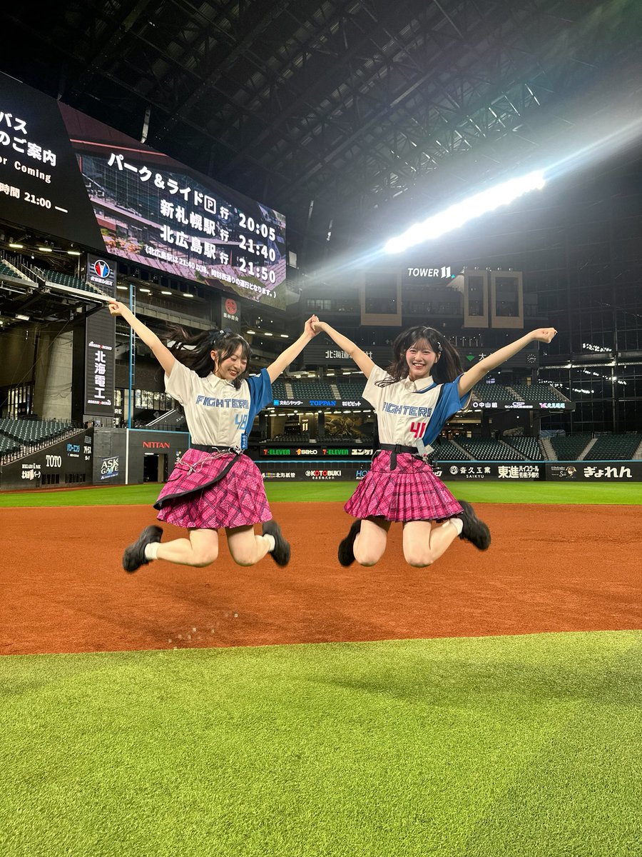 yunachan_akb48's tweet photo. #エスコンフィールドHOKKAIDO
ありがとうございました🦊💙

北海道日本ハムファイターズさんの最後までドキドキなアツい試合を観戦できてとってもとっても楽しかったです！

憧れのきつねダンス嬉しかったな✨
#ドミれ
#lovefighters https://t.co/J5LtzRG2yr