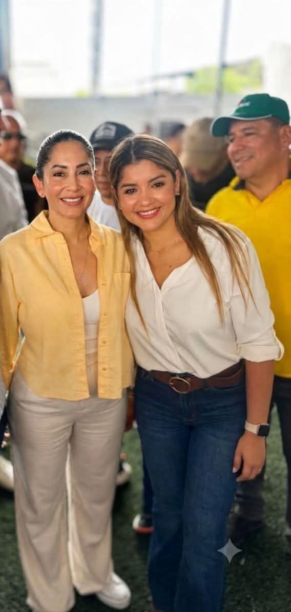 romoced's tweet photo. ¿Quién es Wilson Mendoza Barberán, capturado ayer en Guatemala y extraditable a Estados Unidos, donde es requerido por narcotráfico?
A veces hay que estar en el lugar justo, en el tiempo justo. El "chico Levi's" como era conocido, prestó su casa para una de las primeras reuniones de Rafael Correa en Chone. Su primer cargo en ese gobierno fue como presidente de la Corporación de Desarrollo de la Zona Norte, cerrada en el 2009 y absorbida por SENAGUA, del que pasó a ser subsecretario de la demarcación de Manabí. Como tal, le tocó "cuidar" la construcción de la represa de Río Grande y la gestión de los embalses provinciales. Se denunciaron malos manejos en algunas áreas gestionadas por su administración, acusaciones que no llegaron a instancias mayores (Recuerden que el correato dominaba las instancias de control).
Después de su salida de la administración pública, se involucra en proyectos inmobiliarios en el área de Canoa y San Vicente (Manabí). Su esposa, Carolina Zambrano (en segunda imagen, con Luisa González), es la actual candidata del correísmo para la alcaldía de San Vicente. 
Guatemala emite una orden de detención dos días antes de la pretendida salida de ayer de Mendoza, a Ecuador. Estados Unidos lo requiere por narcotráfico y lo había solicitado al país centroamericano. 
Las preguntas quedan en el aire. 
La narcopolítica, en cambio, cruzándose en frente a las narices de autoridades y periodistas.