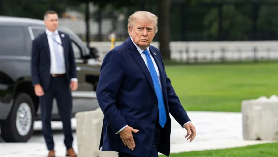bneintellinews's tweet photo. Trump threatens penalties on any country aiding Iran in "economic D-Day": Trump has threatened economic penalties against any country whose banks, businesses, airports or government bodies give Iran a lifeline, a day after the UAE… https://t.co/0OqRze16Nr Follow for news https://t.co/RAgC3YQSyZ