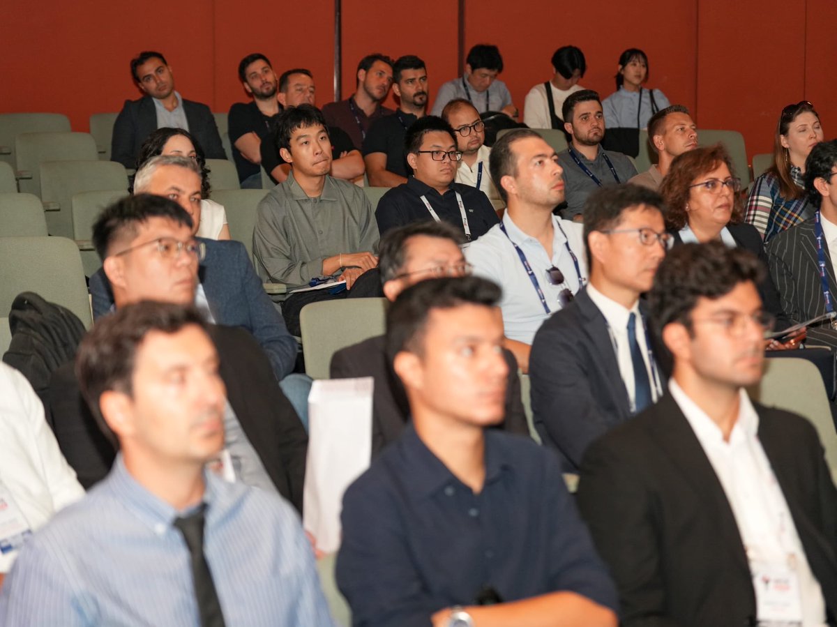 ProfHasanMandal's tweet photo. Üniversitemizin Makina Fakültesi ev sahipliğinde düzenlenen UMTIK 2026 – 21st International Conference on Machine Design and Production (21. Uluslararası Makina Tasarım ve İmalat Kongresi) kapsamında dünyanın farklı ülkelerinden araştırmacılar, akademisyenler, sanayi temsilcileri ve öğrencileriyle bir araya geldik. 🤖🐝

Kongrenin açılışında gerçekleştirdiğim konuşmada, Endüstri 4.0’dan Endüstri 5.0’a geçişi; yapay zekânın gelişimiyle birlikte sürdürülebilirlik, insan odaklılık ve dirençlilik başlıkları odağında şekillenen bir dönüşüm olarak ele aldım.

Yapay zekâdaki hızlı ilerleyişi henüz imalat sektörüne aynı ölçüde yansımış ya da bütünüyle uyarlanmış değil. Bu durumun yapay zekânın imalat süreçleriyle bütünleşmesinin; insan uzmanlığının ve karar verme yetkinliğinin yerini alan değil, bunları güçlendiren insan odaklı bir yaklaşımla gerçekleşmesi gerektiğini ve bunun da doğru yönetildiğinde bir fırsat oluşturacağını vurguladım. Bunun içinde yeni nesil öğrenme ortamlarına ve birlikte geliştirme odaklı iş birliklerine olan ihtiyacı belirttim.🌱

Kongre kapsamında katıldığım “Building Human Capability for Collaborative Augmented Intelligence Ecosystems” başlıklı panelde de bu dönüşümü dört odak sorusu üzerinden etkileşimli biçimde değerlendirdik:

Yapay zekâ ile birlikte ne değişiyor? İnsan, yapay zekâ ve akıllı makineler birbirini tamamlayarak nasıl yeni değer oluşturabilir? İnsan kaynağını nasıl yetiştirebiliriz? Birlikte iş yapma modelini nasıl geliştirebiliriz? 🧠

Panelde, Endüstri 5.0’ın maksimum otomasyondan çok insan, yapay zekâ ve akıllı makinelerin tamamlayıcı yetkinlikleriyle birlikte değer üretmesine dayandığını paylaştım. Bu dönüşümün mühendislik eğitimini yeniden şekillendirdiğini ve üniversite-sanayi ilişkilerinde iş birliğinden daha çok birlikte iş yapmaya (co-creation) dayalı bir modele geçişi gerekli kıldığını vurguladım.

İTÜ’de yaklaşık 250 öğrenci kulübümüz ve proje takımımızla farklı disiplinlerden birlikte öğrenmeyi, birlikte geliştirmeyi; yenilikçi ÇAP ve Yandal programlarımızla temel bilimlerde ve disiplinler arası alanlarda derinleşmeyi destekliyoruz. 🏫

Bu yaklaşımın somut bir karşılığı olarak kurduğumuz 12 birlikte geliştirme laboratuvarımızı teknoparkta değil, doğrudan fakülte binalarımızda konumlandırıyoruz. Sanayi araştırmacılarını, akademisyenlerimizi ve öğrencilerimizi aynı ortamda buluşturarak problemi, teknolojiyi ve çözümü en erken aşamadan itibaren birlikte geliştirmelerini sağlıyoruz.

UMTIK 2026’nın yeni çalışmalara ve güçlü ortaklıklara katkı sunmasını diliyorum.

@itu1773