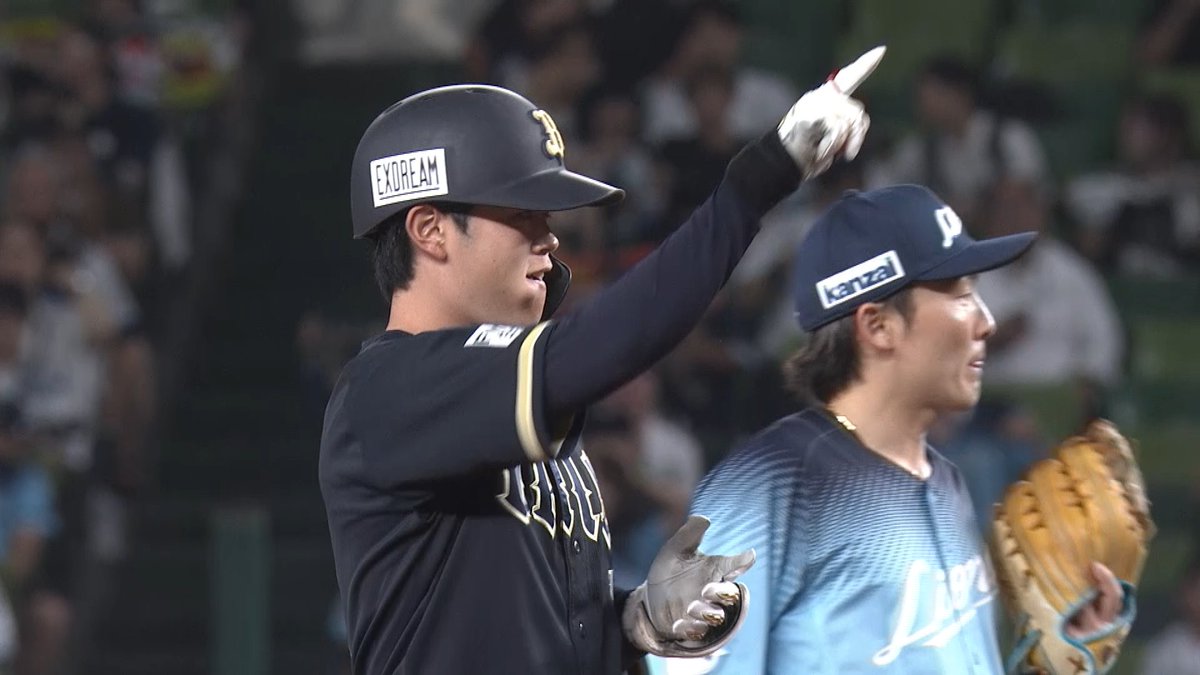 PacificleagueTV's tweet photo. 太田椋が決勝タイムリー　オリックスの連敗「4」でストップ

8月20日、ベルーナドームで行われた埼玉西武とオリックスの第20回戦は、3対1でオリックスが勝利。連敗を「4」で止めた。

オリックスは2回表、先頭・紅林弘太郎選手の二塁打と犠打で1死3塁とすると、中川圭太選手の犠飛で先制。同点の3回表には、敵失策と西川龍馬選手の四球で2死1、2塁から、太田椋選手の適時二塁打で勝ち越した。7回表にも2死満塁から太田選手の押し出し四球で1点を追加する。

先発のエスピノーザ投手は2回裏、2死から中村剛也選手、山村崇嘉選手の連打で同点に追い付かれた。それでも援護をもらった3回以降は、3イニング連続で3者凡退に。6回裏、7回裏は走者を背負うも得点は与えず、8回裏を再び3者凡退とし、8回101球4安打無四死球9奪三振1失点の好投でマウンドを降りた。

2点リードの9回裏は、マチャド投手が3人で締め、3対1で試合終了。エスピノーザ投手がリーグトップに並ぶ今季11勝目を挙げた。一方の埼玉西武は、今季初登板の杉山遙希投手が5回73球5安打1四球4奪三振2失点（自責点1）の内容。打線は3回以降は散発2安打に終わった。

#seibulions #Bs2026 #太田椋 #パ・リーグインサイト