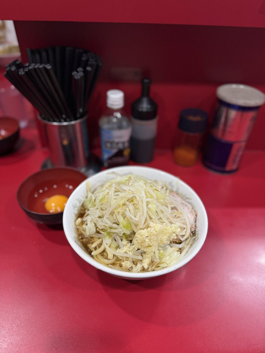 mekagojiraa's tweet photo. ラーメン二郎生田駅前店
小ラーメン　ニンニク　生卵
みんなで並び直しての2杯目
また勉強させていただきましたm(__)m
ありがとうございますm(._.)m https://t.co/ZkeVfPO6kt