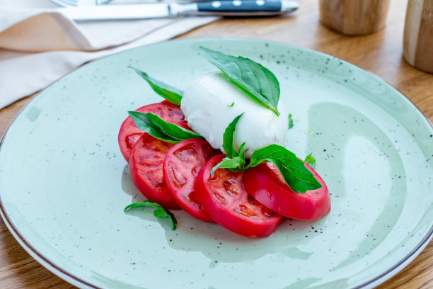 Minnella3's tweet photo. Fresh organic cherry tomatoes, basil, and mozzarella – perfect for a quick caprese salad tonight! Shop local farmers market for the best flavor. https://t.co/UBK29JuXOm