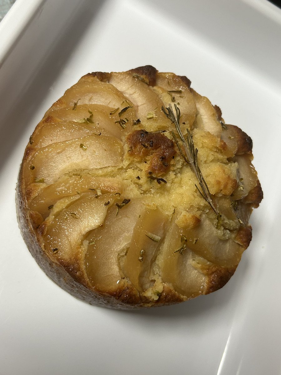GrassFriends's tweet photo. イギリス焼き菓子のシードルを使ったサイダーケーキを作りました。
外周はクッキー様で中はフカフカで美味しいです。 https://t.co/MVqJsemNhC