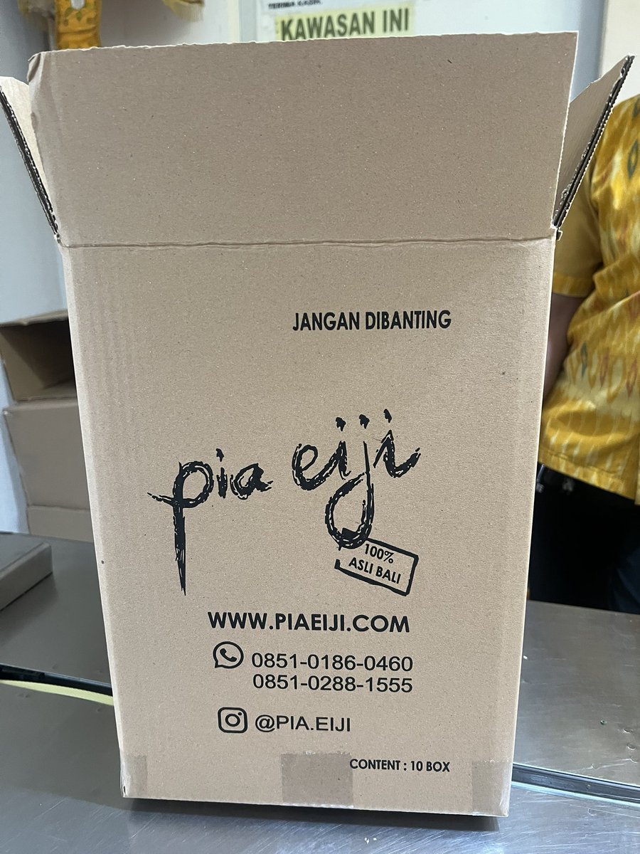 ramenow's tweet photo. Bringing a piece of #Bali back with me! Stopped by for some #legendary #TempongIndra & packed a massive box of #PiaEiji 🤩. Hope #myfamily, #friends & #colleagues’re ready for these treats! 🥳
#BaliTrip #BaliLife #TravelGram #OlehOlehBali #Foodie #ExploreKuta #ExploreBali #ExploreBadung #KutaBali #Badung #Bali
