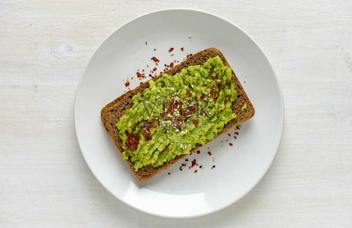An0nym0us__0's tweet photo. [Quick and cozy lunch today: whole grain toast with ripe avocado, a sprinkle of red pepper flakes, and a warm cup of ginger tea — perfect little pick-me-up for a busy weekday ]， https://t.co/oMPgegIE56