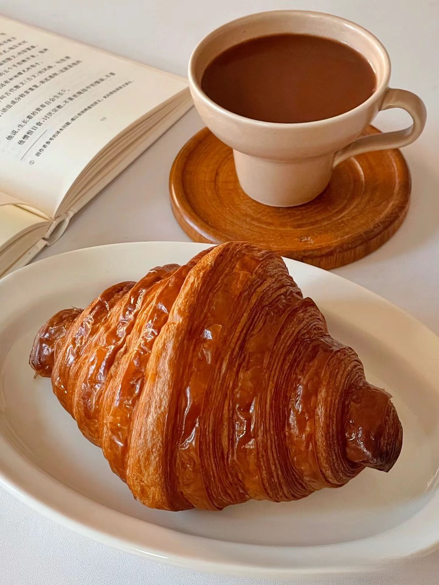 rayyan_saudi's tweet photo. Just grabbed a warm, buttery croissant from the corner café—flaky layers hit different on a rainy Tuesday!， https://t.co/zWODj58vnJ