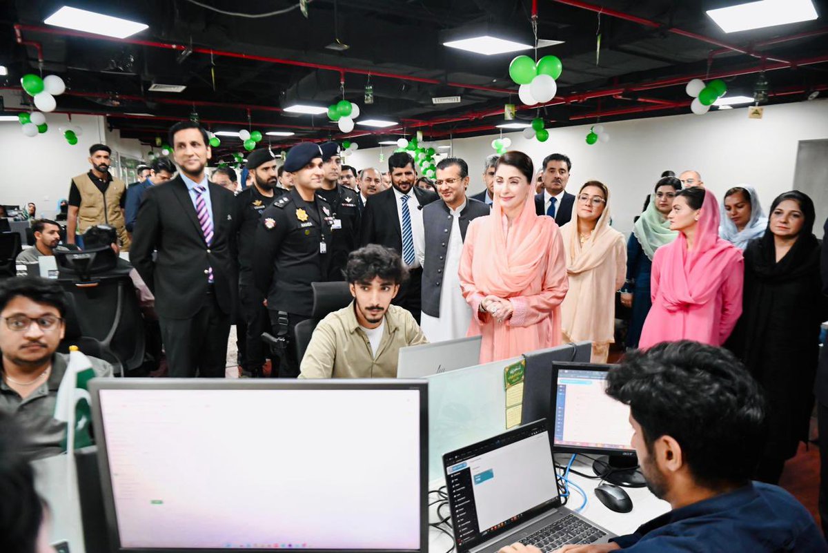 ZahraBilal099's tweet photo. CM Maryam Nawaz interacting with software engineers. https://t.co/TDaRVAZEKK