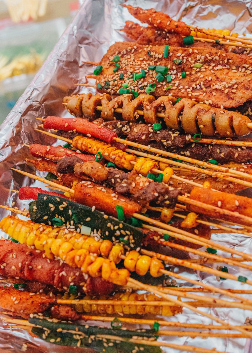 Eye33872781's tweet photo. Crunchy fried street skewers with spicy cumin seasoning, perfect for a late-night snack walk. Yum!， https://t.co/cyqeK1ZXXL