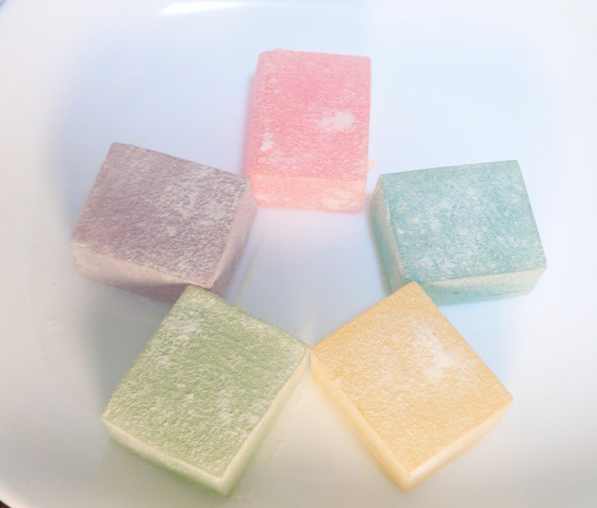 youknow_doll's tweet photo. 柳井で買った『翁あめ』です。
寒天みたいな餅みたいな不思議な和菓子。

写真はカラフルなバージョン。
ティーユ達の担当色があって嬉しい💜🩷🩵

#深夜のおやつドール一本勝負
#アンティーユ https://t.co/vXm6iX9Ipw