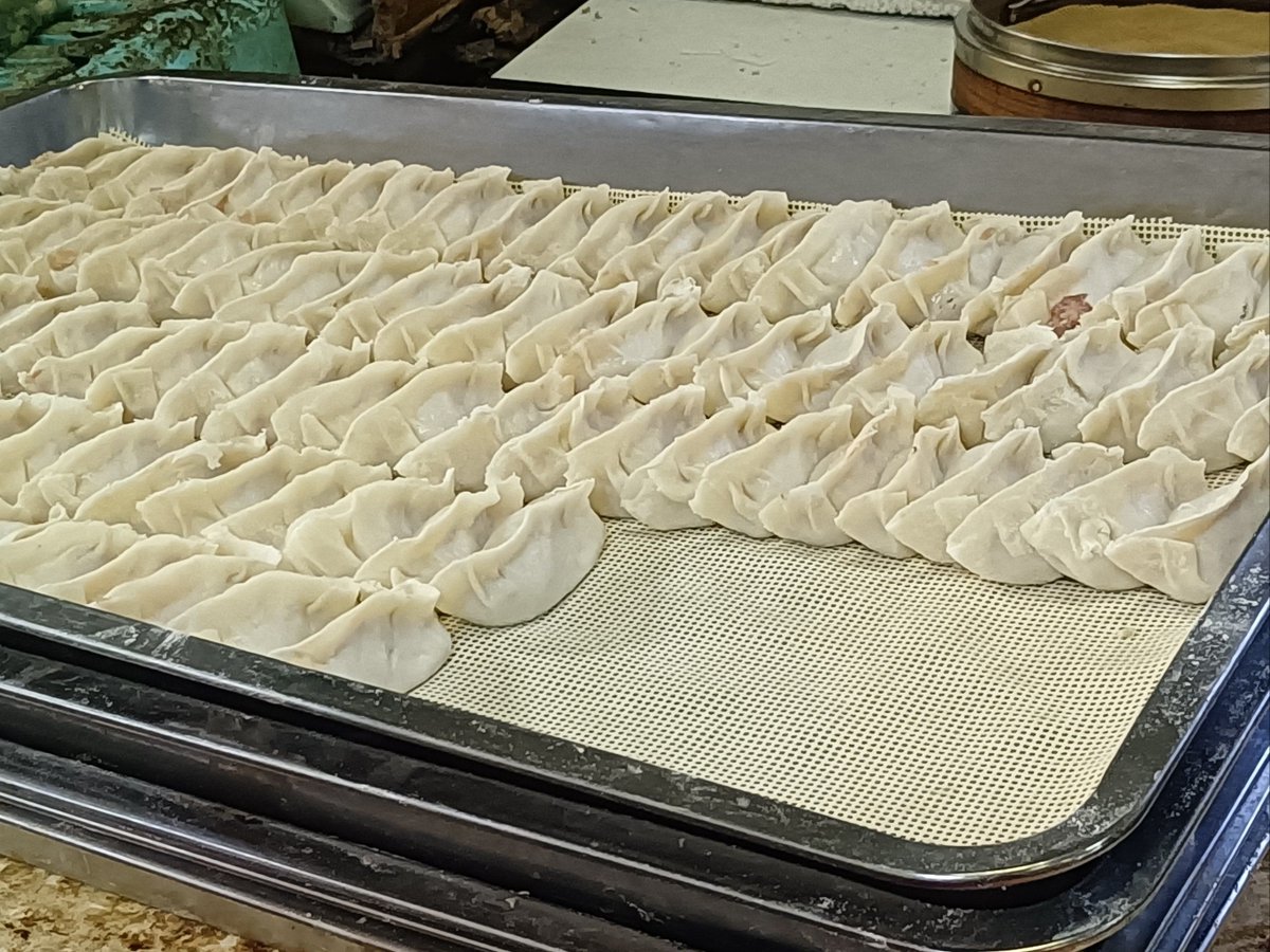 MyzterE's tweet photo. Craving the ultimate street snack Today I grabbed a crispy golden fried dumpling dripping with savory sauce from the roadside stall—warm, crunchy, and pure happiness! https://t.co/LOd4k1hiEI