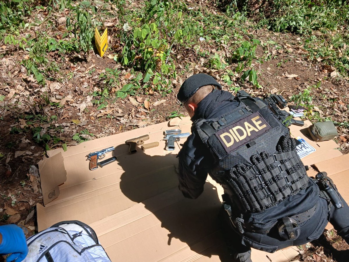PNCdeGuatemala's tweet photo. Sigue operativo en San Lucas Sacatepéquez
Policías de #DIDAE y el #MP con apoyo del Ejército de Guatemala, continúan con el allanamiento donde en un inmueble localizaron un arma de fuego con reporte de robo, y en un terreno aledaño encontraron cinco armas más, se ampliará. https://t.co/5CBsjeaI7T