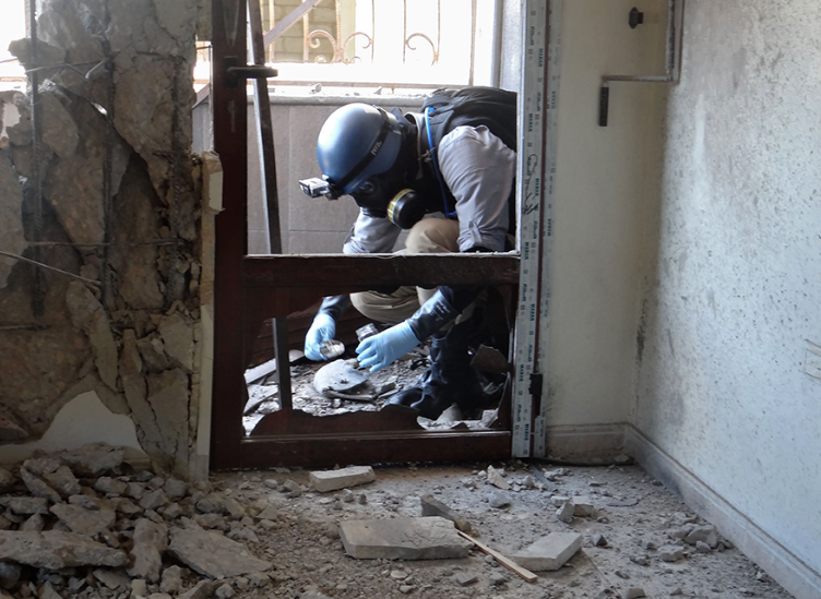 Charles_Lister's tweet photo. 13yrs ago this minute, #Assad's regime began launching artillery rockets loaded with Sarin nerve agent into East Ghouta outside #Damascus, as people slept.

Shortly thereafter, 1,400+ people were dead.

UN chemical weapons inspectors had just arrived on a mission.

NEVER forget. https://t.co/DFM2TtRHyQ