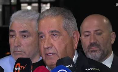 sergensahintr's tweet photo. 📌 Aynı lig, iki farklı ölçü.

Erden Timur:
🗣️ “Bu ligi bitirtmeyiz.”
➡️ 21 gün + 50 bin TL
Mahmut Uslu:
🗣️ “Bu şekilde bu lig devam etmez.”
➡️ 15 gün + 2,5 milyon TL

Birine verilen refleksle diğerine verilen refleks aynı değil.
Fenerbahçe’nin itirazı da tam olarak buna:
Kural herkese aynıysa, terazi de aynı olmalı.