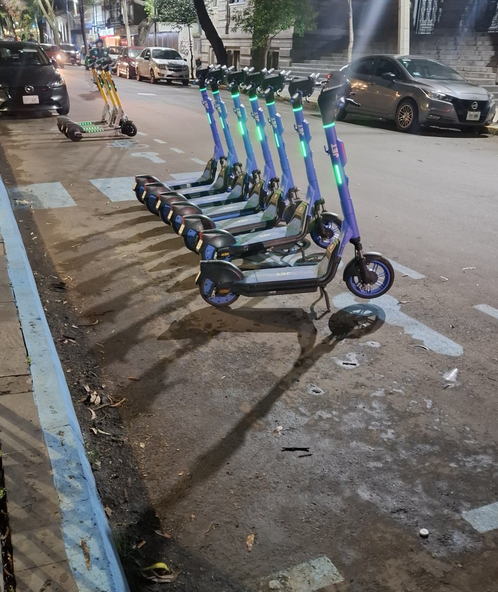 vladimiryaez's tweet photo. De quién es el negocio de los scooters en la CDMX? Son una plaga y un peligro. https://t.co/c3jt0NOUYx