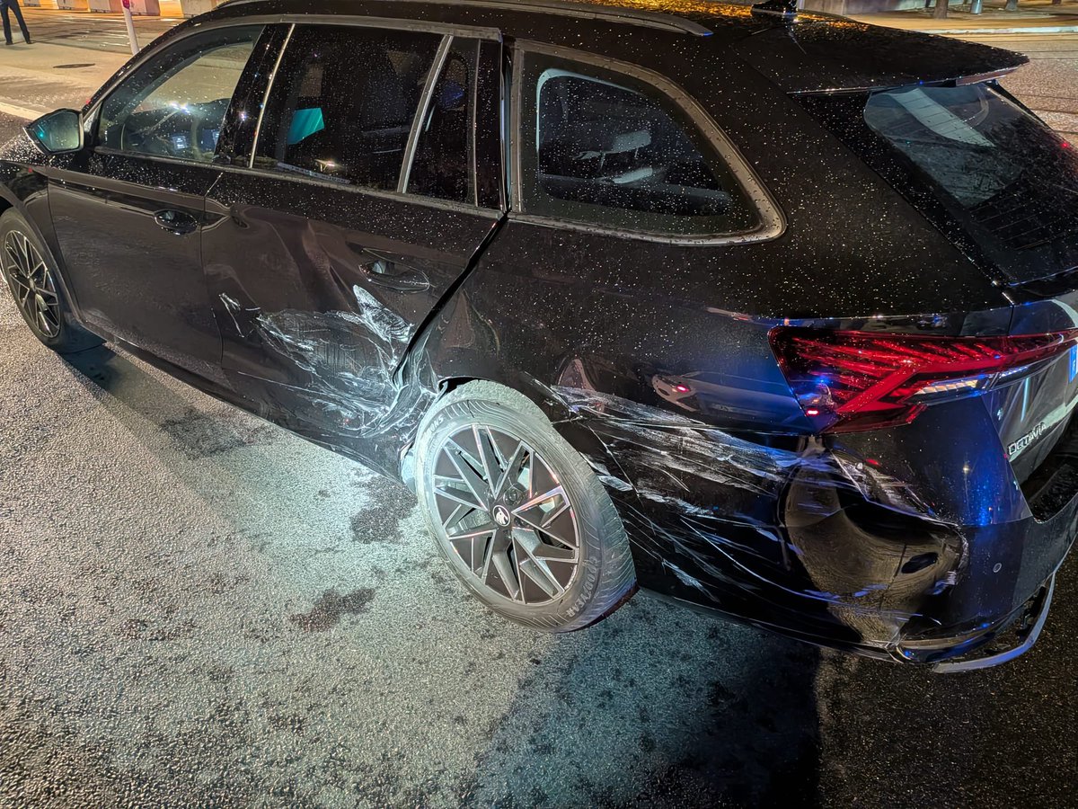 mvalet_officiel's tweet photo. Ils avaient une cagoule, ils étaient gantés et circulaient à bord d’une voiture volée.

Et ces trois malfaiteurs n’ont pas hésité à foncer sur une voiture de la BAC pour la percuter de plein fouet !

Moi, j’appelle ça une tentative de meurtre. Ni plus, ni moins.

Grâce à un geste très pro et ultra-réactif du conducteur, les 3 policiers ont évité le pire.

Et évidemment, sans surprise : conducteur ivre et sans permis… Ben voyons !

Et là, j’apprends quoi ? Qu’il serait poursuivi pour violences volontaires avec arme, et pas pour tentative d’homicide 🤦‍♂️.

Ça me met en colère.

À force de ne pas qualifier ces faits à leur juste gravité, on finit par banaliser des refus d’obtempérer où des voyous sont prêts à envoyer des policiers dans des cercueils !

J’apporte tout mon soutien à ces 3 Gardiens de la Paix courageux de la BAC de la division Ouest de Lyon 🇫🇷.

Et j’en profite pour le redire : tous les baceux devraient pouvoir suivre le stage de conduite rapide.

Dans ce genre de situation, ça peut clairement sauver des vies !