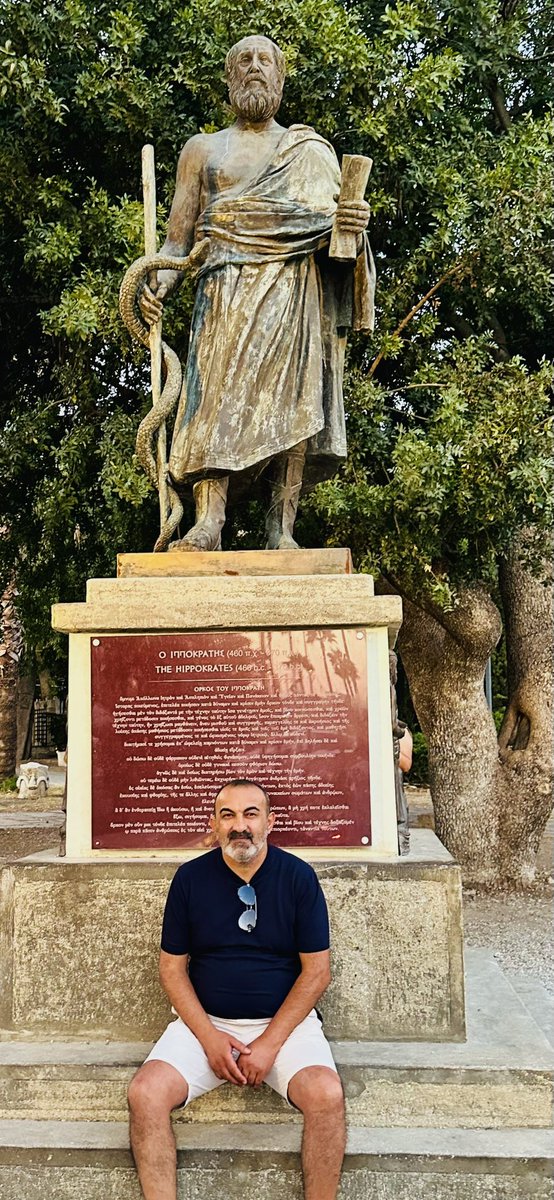Cevdet_Eroglu's tweet photo. Kos Adası’nda Hipokrat’ın izlerini sürüyorum…

Burayı gezerken etkilenmemek gerçekten elde değil. Bundan yaklaşık 2.400 yıl önce, insan sağlığını anlamaya çalışan insanların bulunduğu bu topraklarda bugün hâlâ o tarihin izlerini görebiliyorsunuz.

Özellikle Asklepion’a çıktığınızda insanın zihninde bambaşka bir dünya oluşuyor. Burası sadece antik taşlardan oluşan bir arkeolojik alan değil; aynı zamanda tıp tarihinin en önemli isimlerinden biri olan Hipokrat ile özdeşleşmiş bir yer.

İnsan burada ister istemez düşünüyor:
Binlerce yıl önce insanlar burada hastalıkları anlamaya, tedavi etmeye ve insan bedenini tanımaya çalışıyordu.

Ve sonra Kos şehir merkezindeki Hipokrat Çınarına geldiğinizde hikâye daha da etkileyici hale geliyor. Ağacın gerçekten Hipokrat döneminden kalıp kalmadığı kesin değil. Ama önemli olan sadece ağacın yaşı değil; yüzyıllardır insanların bu ağacı Hipokrat’ın adıyla yaşatıyor olması.

Bir gezgin olarak benim için Kos’un en etkileyici tarafı da tam olarak bu.

Deniz, güneş, plajlar ve tavernalar bir yana…
Bu küçük ada, insanlık tarihinin en önemli hikâyelerinden birini de taşıyor.

Burada yürürken insanın aklına tek bir şey geliyor:

“İnsan sağlığını anlamaya yönelik bu yolculuk, binlerce yıl önce burada başladı ve bugün hâlâ devam ediyor.”