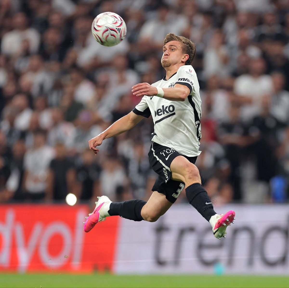 foootballo's tweet photo. 🚨 Beşiktaş’ın evladı Rıdvan Yılmaz’ı onurlandırma tweetidir.

Katılım zorunlu. 🦅 https://t.co/O4d2HAE8Ix