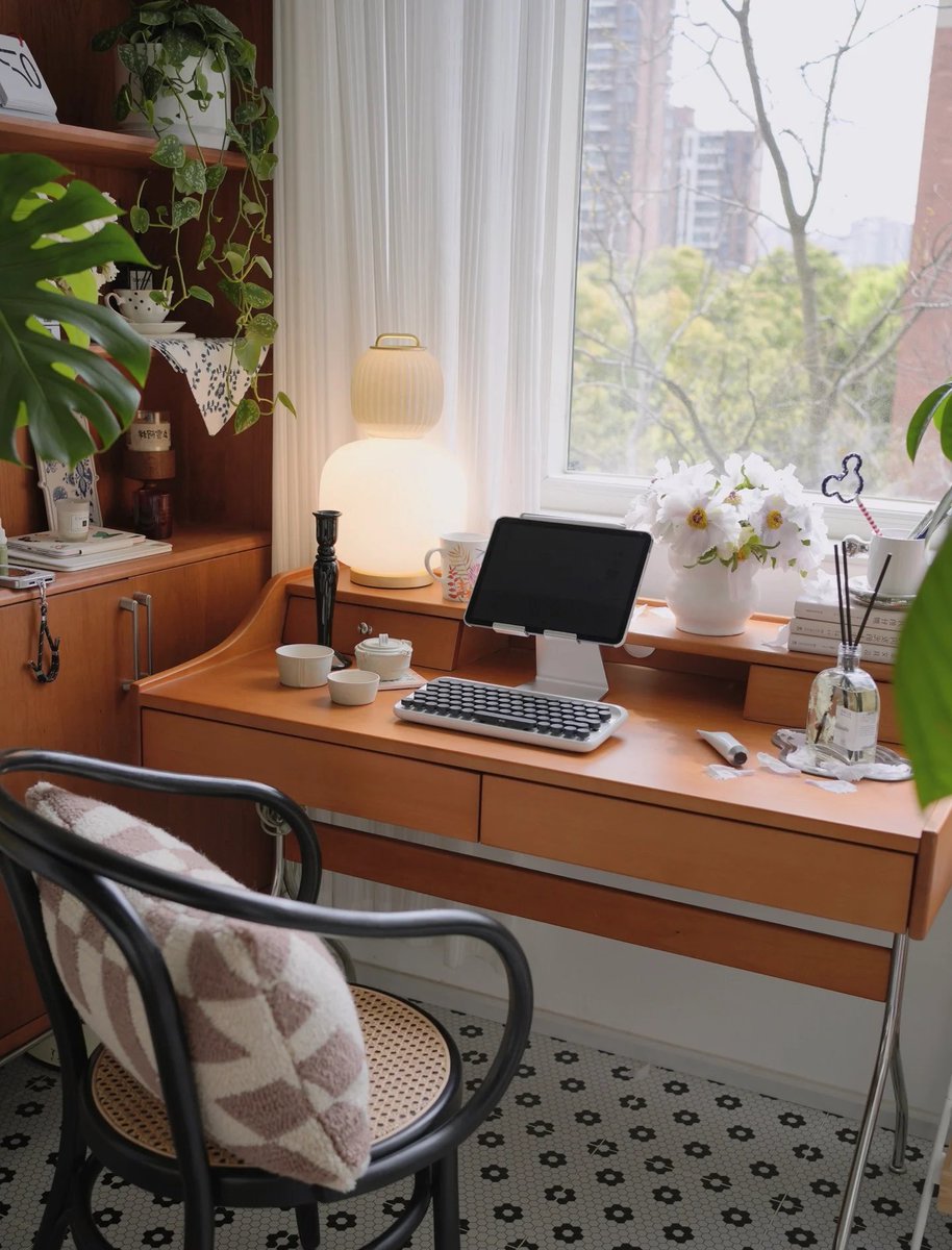 PitCrown's tweet photo. Tidied my desk this morning—clutter gone, focus on! Coffee + monitor + little plant = the perfect small workspace vibe ， https://t.co/bUN9z1ty7T