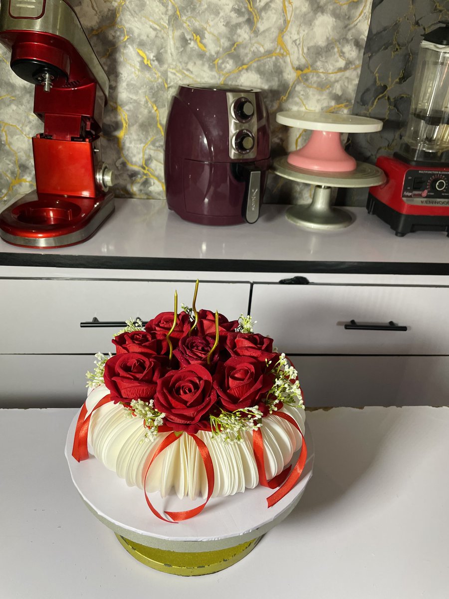 Phlossy18's tweet photo. The most beautiful cake you'll see today 😍🥰❤️ 

Need a celebration cake? Please send us a dm👏👏👏
Location @InsideOsogbo https://t.co/AvR1n0kRsU