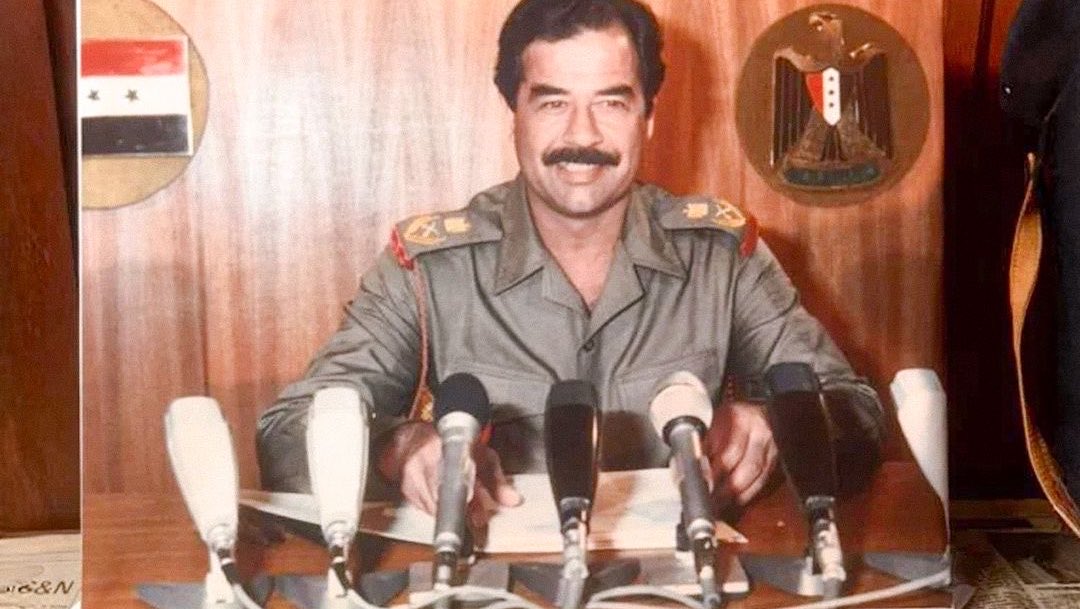 _8t1z's tweet photo. هو يحسب انه شيخ قومٍ ومطنوخ؟
الشيخ والله قايد الجيش صدام 

يومين منفشٍ ويومين منفوخ 
ويوم يوجه لليمن يوم للشام https://t.co/apHwnFovKp