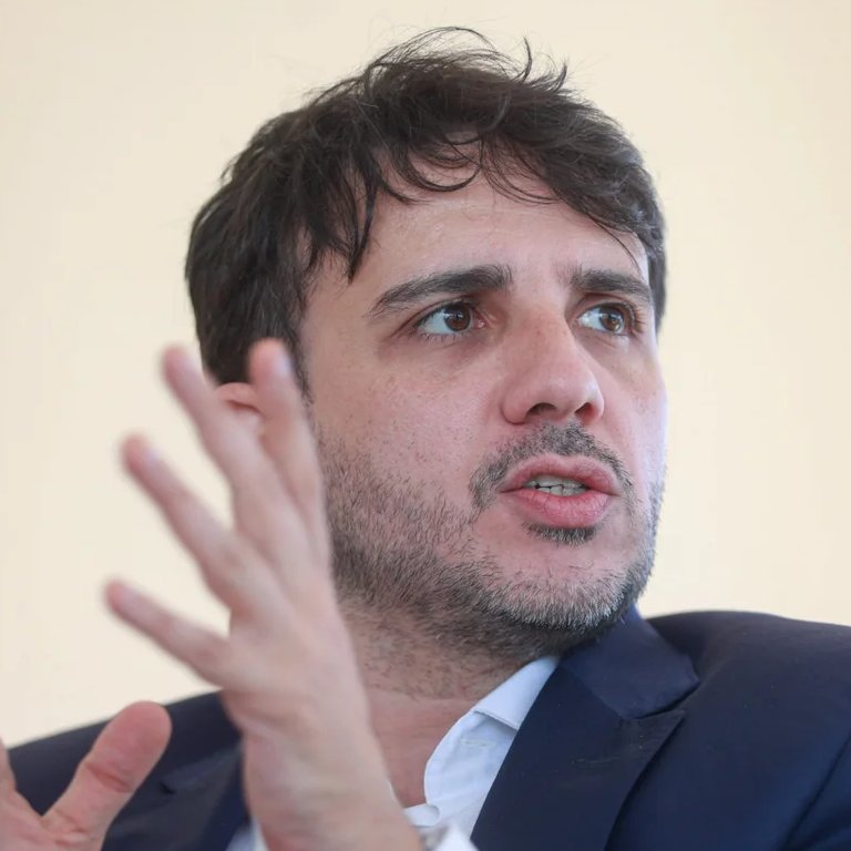 republiqueBRA's tweet photo. 🗣️ “Vender a Petrobras e permitir que outras nações ditem as nossas políticas de energia é uma loucura, é como terceirizar as Forças Armadas. A gente não pode fazer isso, é uma questão estratégica”, diz presidenciável Renan Santos. https://t.co/qvQplxC6zk