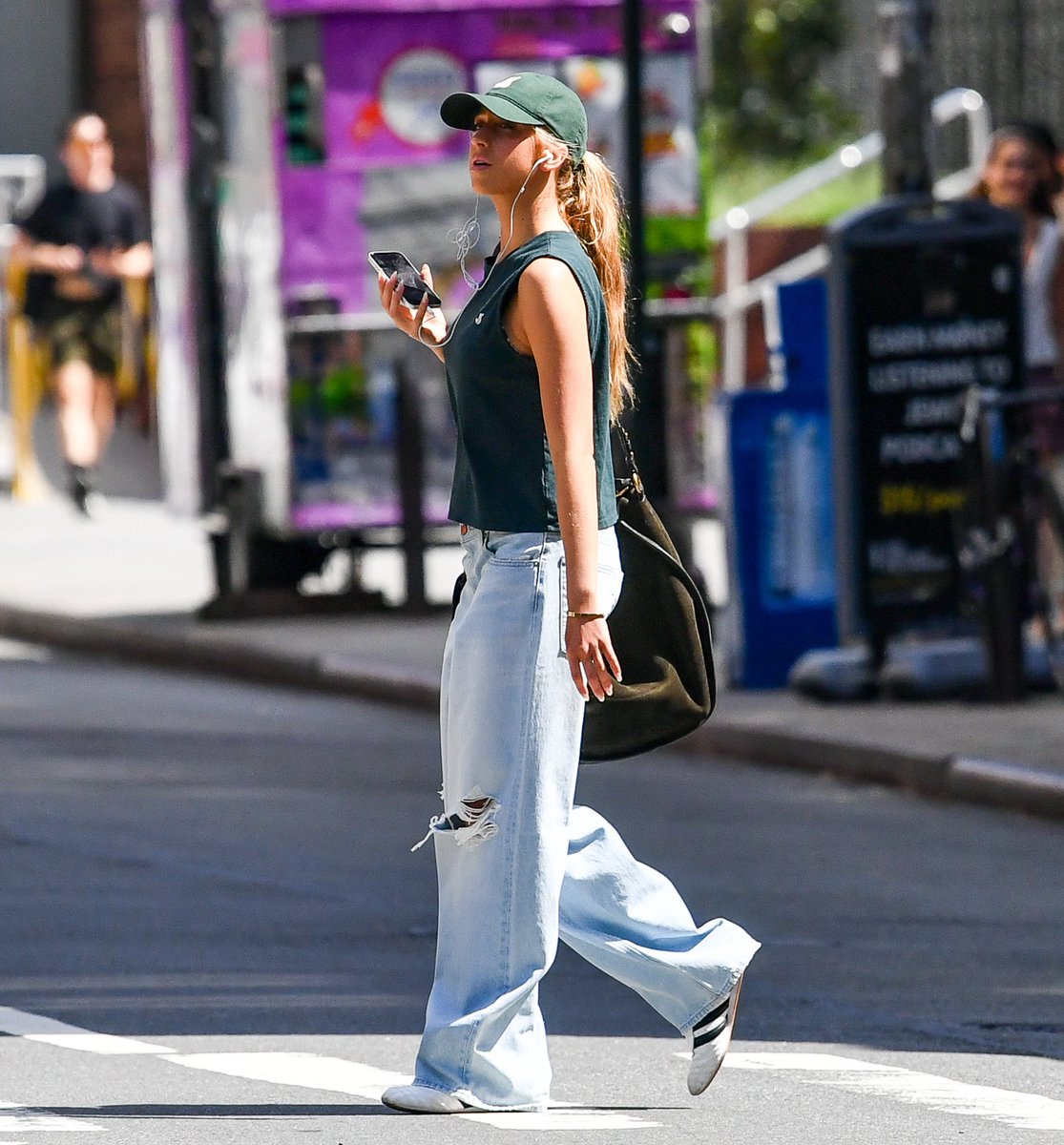t8mcraefeed's tweet photo. Tate McRae spotted in NYC recently! https://t.co/D4aw3D7JYa