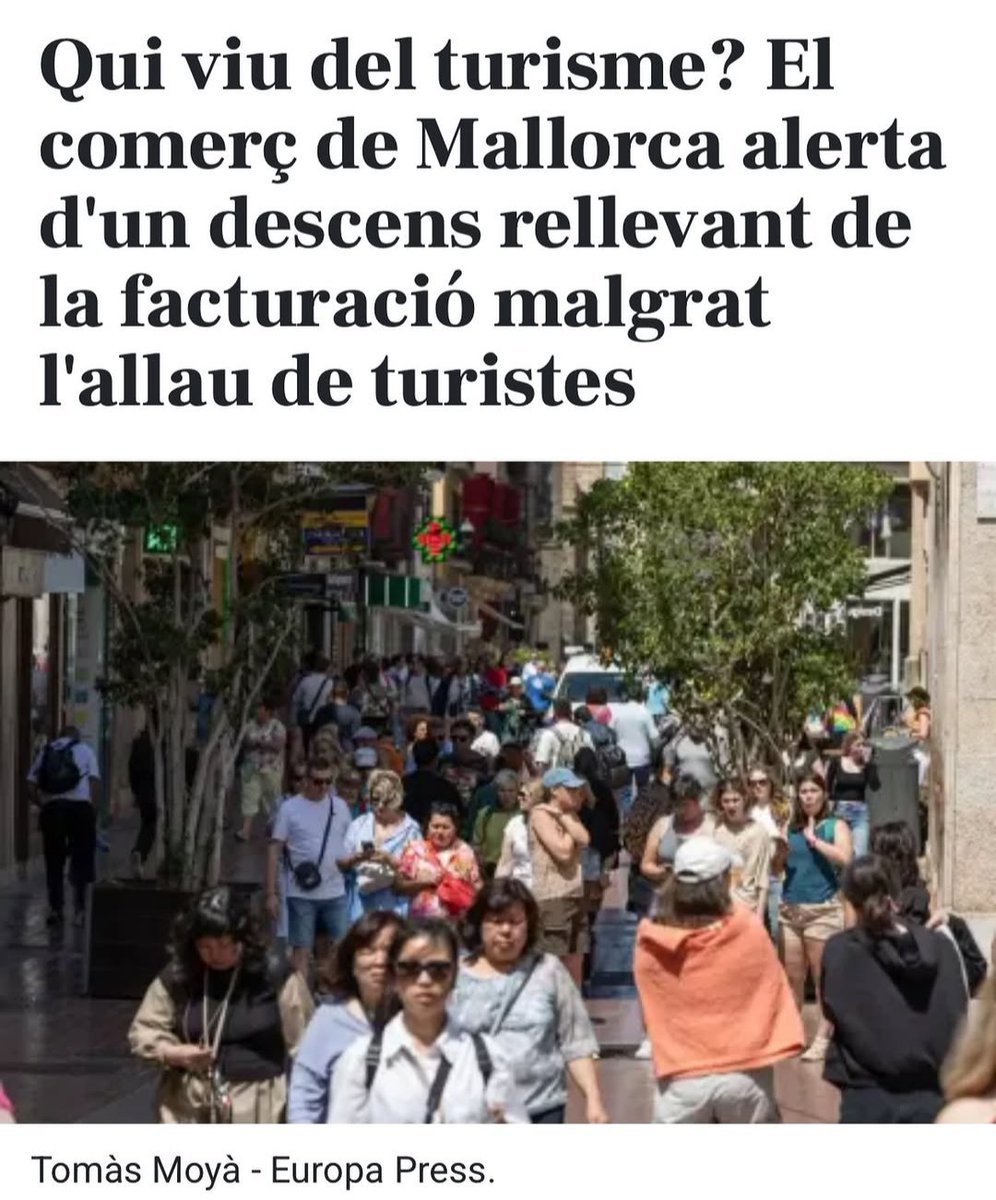 BaltiPicornell's tweet photo. Vol dir que, enguany amb la visita de més de 20 milions de turistes, comerços, restaurants, etcètera pateixen descensos de facturació, pot ser que el turisme low cost, el de gatera, el tot inclòs, el loguer vacacional legal i il·legal de finques amb la casa grossa i 7 o 8 estudis per "amigos", etcètera...

Es pot viure sense dependre tant del turisme, els que em nascut abans de tot  aquesta dependència em viscut un altre Mallorca, aquella que trèiem la caixa de les llimonades i pinya perquè passàs el repartidor, quan passava el lleter cada dia per casa teva i haviem de bullir-la abans i feia aquell tel, les peixeteres empenyent el carro ple de peix per els carrers, el meu poble fent olor de vi per cada carrer que passaves amb els seus petits cellers, fàbriques d'embotits, olives i tàperes, de  perles i sabates, de que em quedo curt, però la Mallorca que recordo jo no és aquesta...i l'enyor.