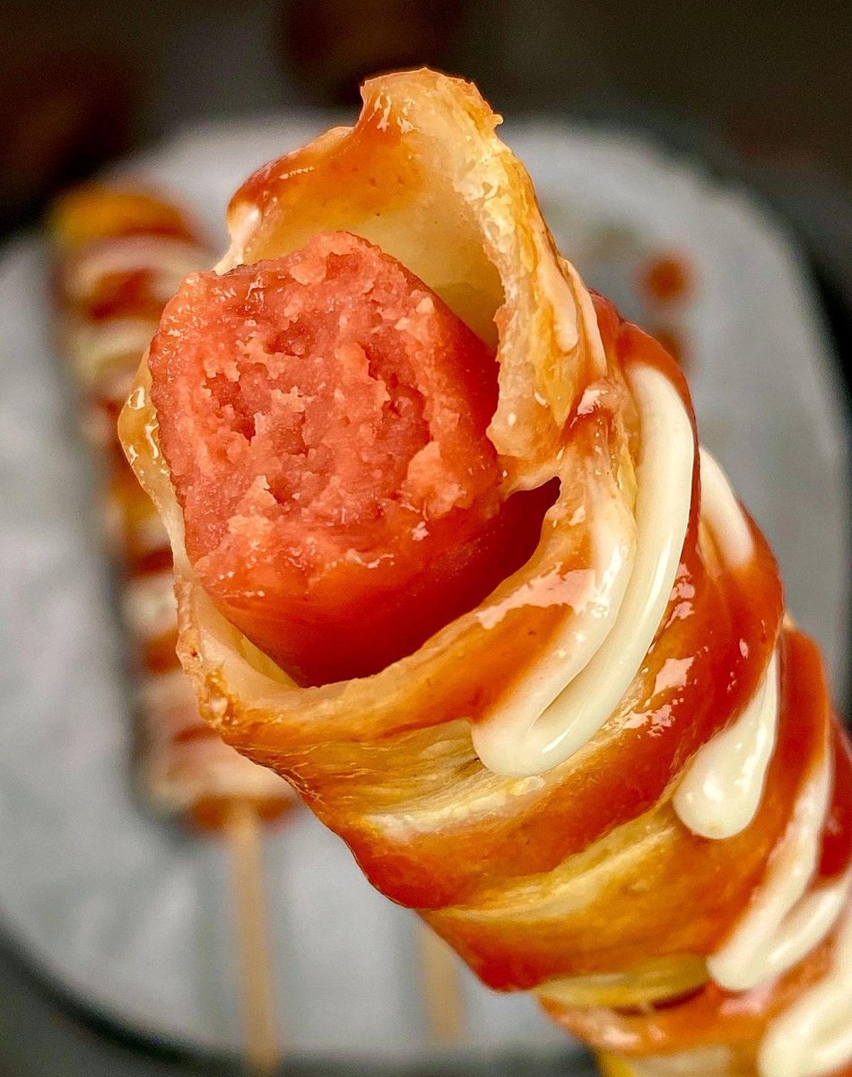 Songheehyung2's tweet photo. Craving warm street food after work  This grilled sausage loaded with crispy onions and spicy sauce hits different!， https://t.co/eZwzYuwH31