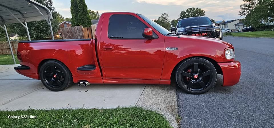 DennisBrooks44's tweet photo. 2001 Ford f-150 SVT Lightning https://t.co/U3o9dPCeLw