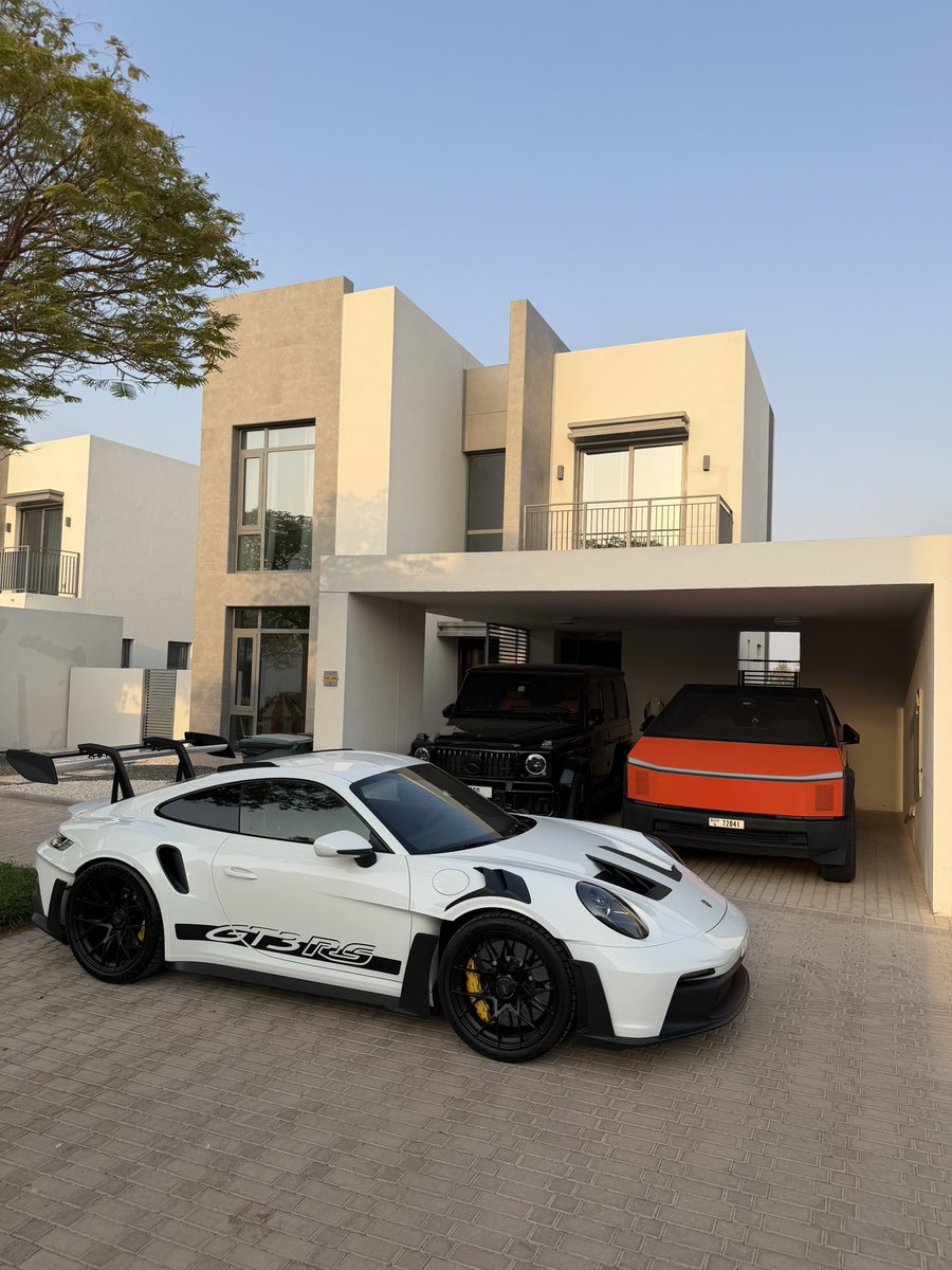 KojoForex's tweet photo. Ghana 🇬🇭 boy with the Dubai 🇦🇪 lifestyle 

Dream Car Garrage + Dream home all under 1yrs.😴 💭 🏠 🙏🏽💙 https://t.co/OeGBAuDLmr