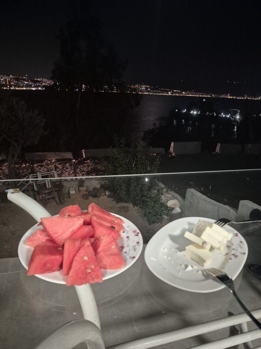 semazen73's tweet photo. Karpuz peynir... daha ne olsun😍
#izmir https://t.co/BEiN1Z2ZeT