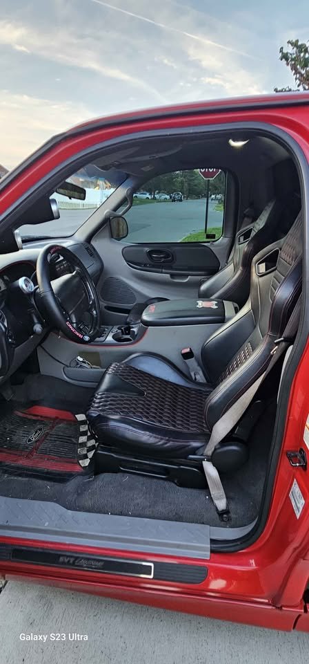 DennisBrooks44's tweet photo. 2001 Ford f-150 SVT Lightning https://t.co/U3o9dPCeLw