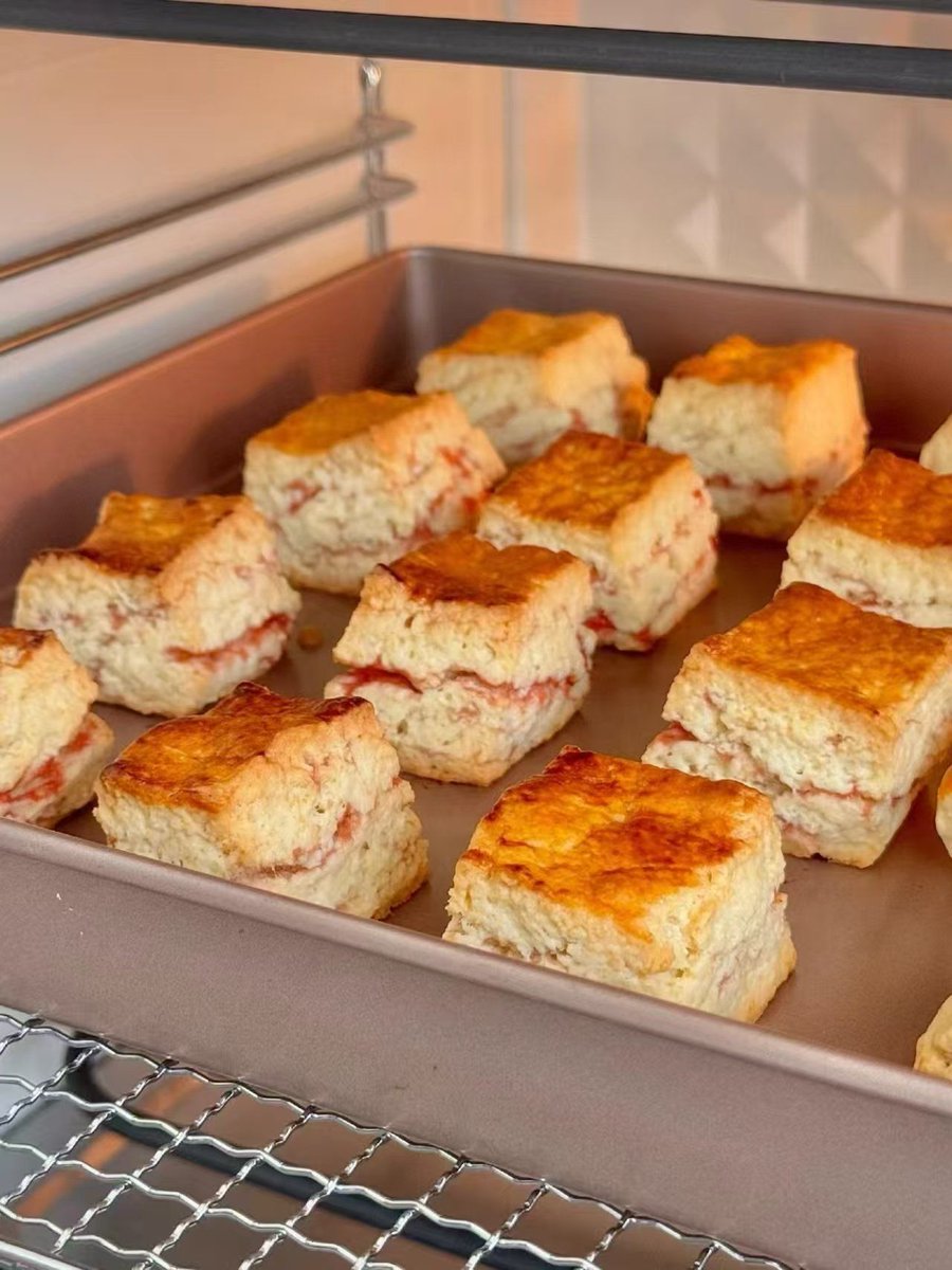 4DIGrDrkPiOObPy's tweet photo. Just pulled the fluffiest vanilla scones out of the oven! The warm buttery smell’s filling the kitchen, and they pair perfectly with a dollop of clotted cream and fresh raspberry jam. Best cozy weekend pick-me-up ever https://t.co/UA5zH8oly0
