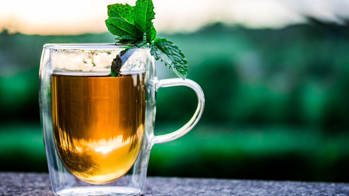 meow_murrrrr's tweet photo. Beat the summer heat! Whip up a 5-min iced lemon mint latte with just espresso, lemon juice, fresh mint and ice—refreshing never gets easier!， https://t.co/N3ZP1hBUFd