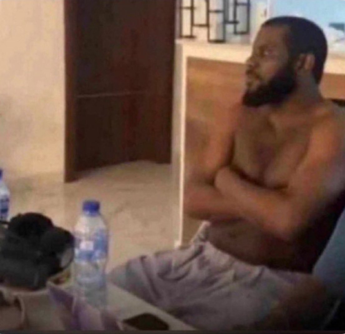 Icamout1's tweet photo. @Odumodublvck_ U dey type in Capital letter but na blaqbones dey Clap Ur babe cheeks 😂 https://t.co/aXr2vHe3GO