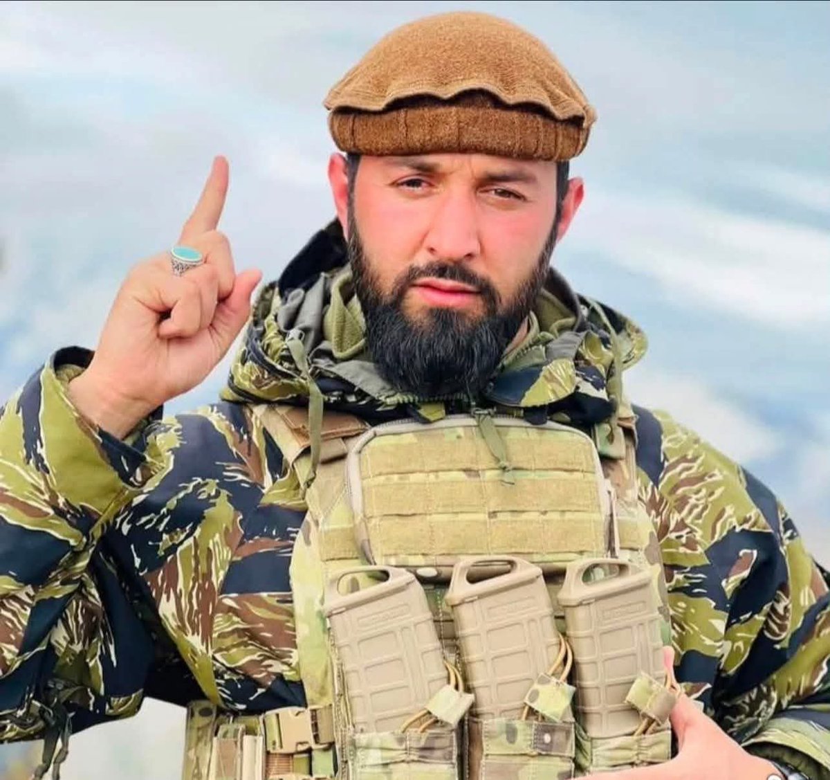 MDustom's tweet photo. گروه اشغالگر و جنایتکار طالبان فرمانده حسیب پنجشیری از فرماندهان دلیر جبهه مقاومت ملی را شهید کردند اما هرگز و هیچگاه نمی‌توانند آنچه را که او حاضر بود برایش بمیرد، نابود کنند. ​این خونها تنها بذر مقاومت بیشتری را می‌کارد.

برای جبهه مقاومت ملی،  همسنگرانش و مردم عزیز تسلیت باد! https://t.co/XseV5yP9Zn
