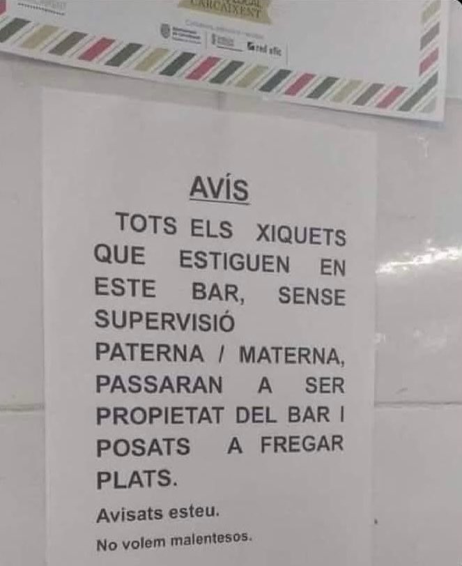 AntiburocraciaC's tweet photo. A Carcaixent han trobat la solució definitiva per als pares que passen olímpicament dels fills: fer-los fregar plats.

La foto és de @Jaumaulet 

El cartell, penjat a l'entrada d'un bar de Carcaixent, ho deixa ben clar: "Tots els xiquets que estiguen en este bar, sense supervisió paterna/materna, passaran a ser propietat del bar i posats a fregar plats." I remata: "Avisats esteu. No volem malentesos."

I vosaltres, què en penseu: mà dura necessària o el bar s'ha passat de frenada?

A la newsletter d'Antiburocràcia Catalunya parlem de solucions per lluitar contra el desastre de les Administracions. Però a vegades també m'agrada explicar històries com aquesta i unir els dos mons.

Cada dia, un mail que t’estalvia una consulta. Tot el que afecta la teva butxaca, explicat perquè s’entengui.

Apunta-t’hi de franc: 👉 https://t.co/0202AubGyn

(Assegura’t de posar bé el correu. Després, rebràs un correu electrònic de confirmació. Si no el veus, revisa la carpeta de correu brossa, arrossega’l a la safata principal i confirma'l perquè t'arribin totes les novetats.)