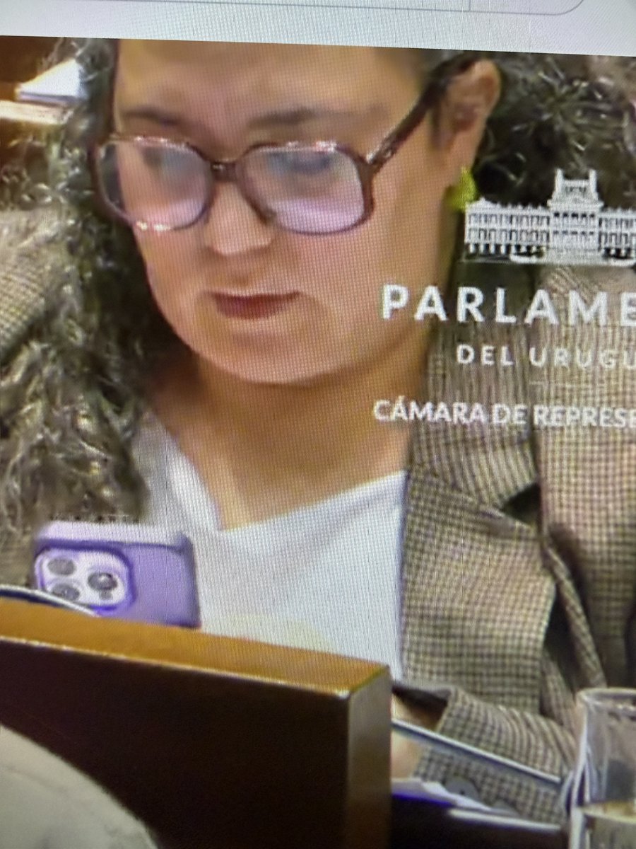 riverafrutos's tweet photo. Acá vemos a la Ceramista Margarita Libschitz peleando contra el Capitalismo con su iPhone 16 Pro Max, viva Fidel!! https://t.co/WICs8phqlJ
