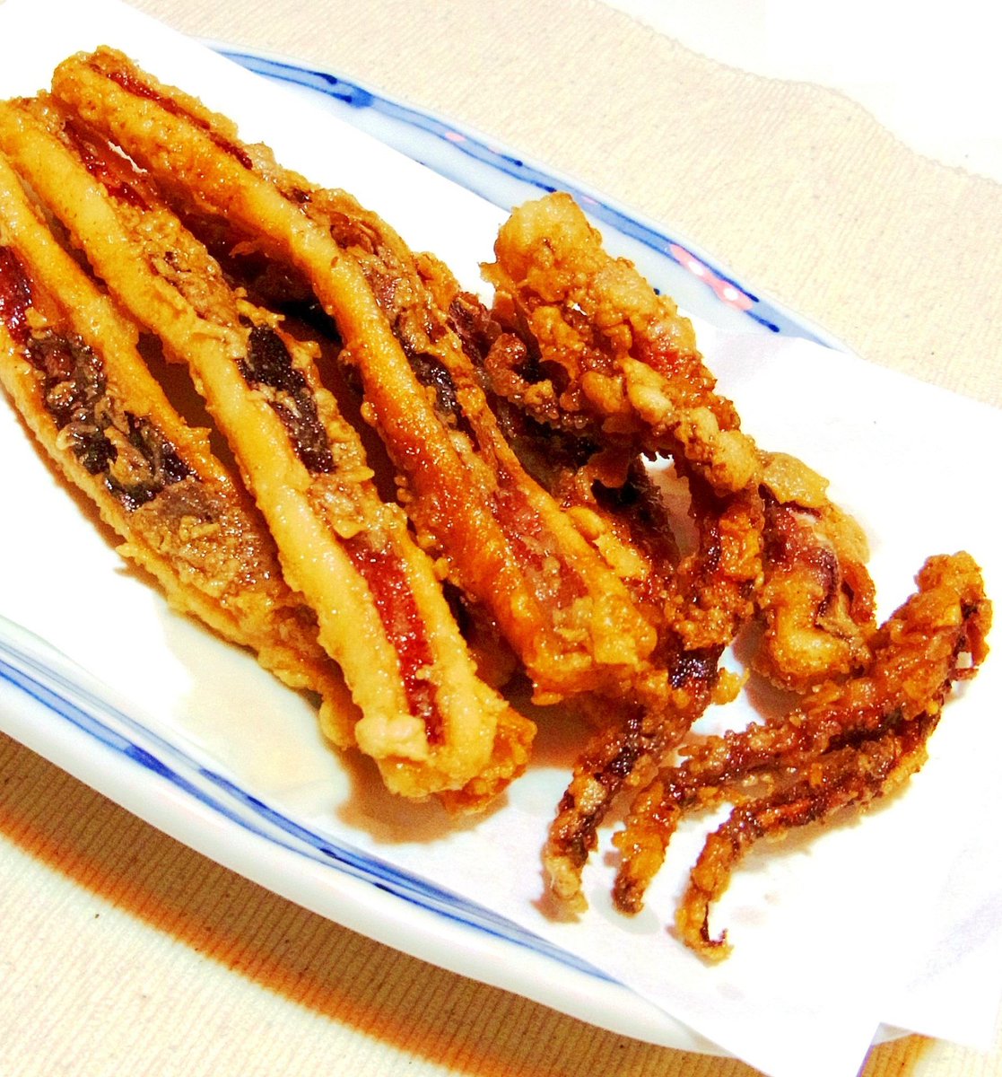 driverkarl's tweet photo. Craving late-night street vibes This crispy fried squid with chili flakes from the night stall hits different—chewy, spicy, and perfect for a quick bite! https://t.co/3RQHmxErjw