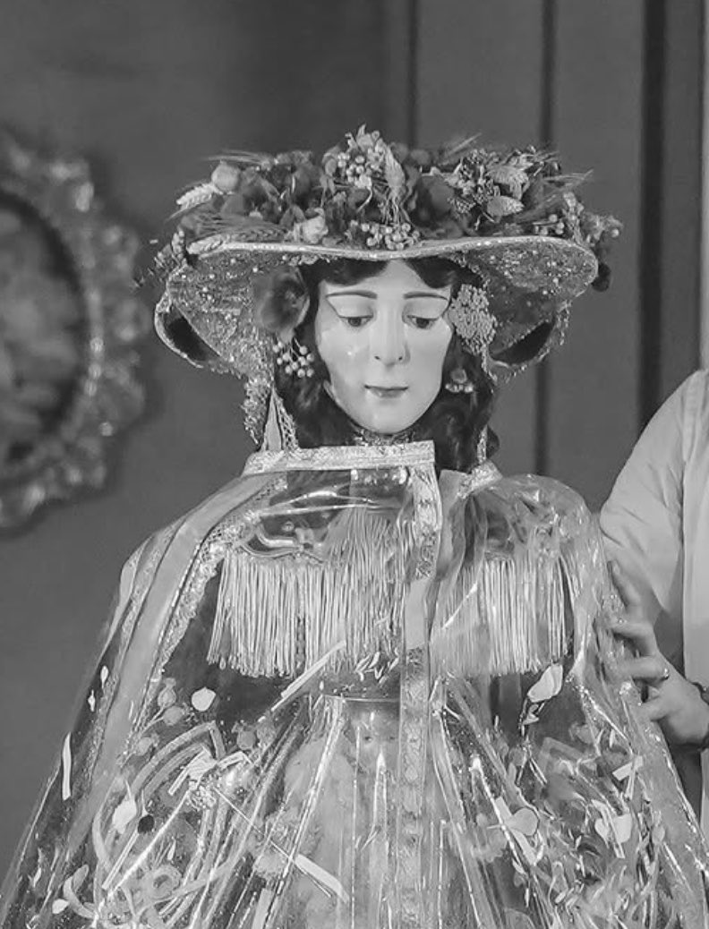 mabernalsanchez's tweet photo. El éxito de la devoción de la virgen del Rocío es muy sencillo: mantener la tradición pero no enclaustrarla

La gente quiere ver la naturalidad con la que se le tapa con un capote, se le puede poner un sombrero y unos tirabuzones. La tradición se vive, no se convierte en inalcanzable. 

La virgen, además de virgen, es Madre.