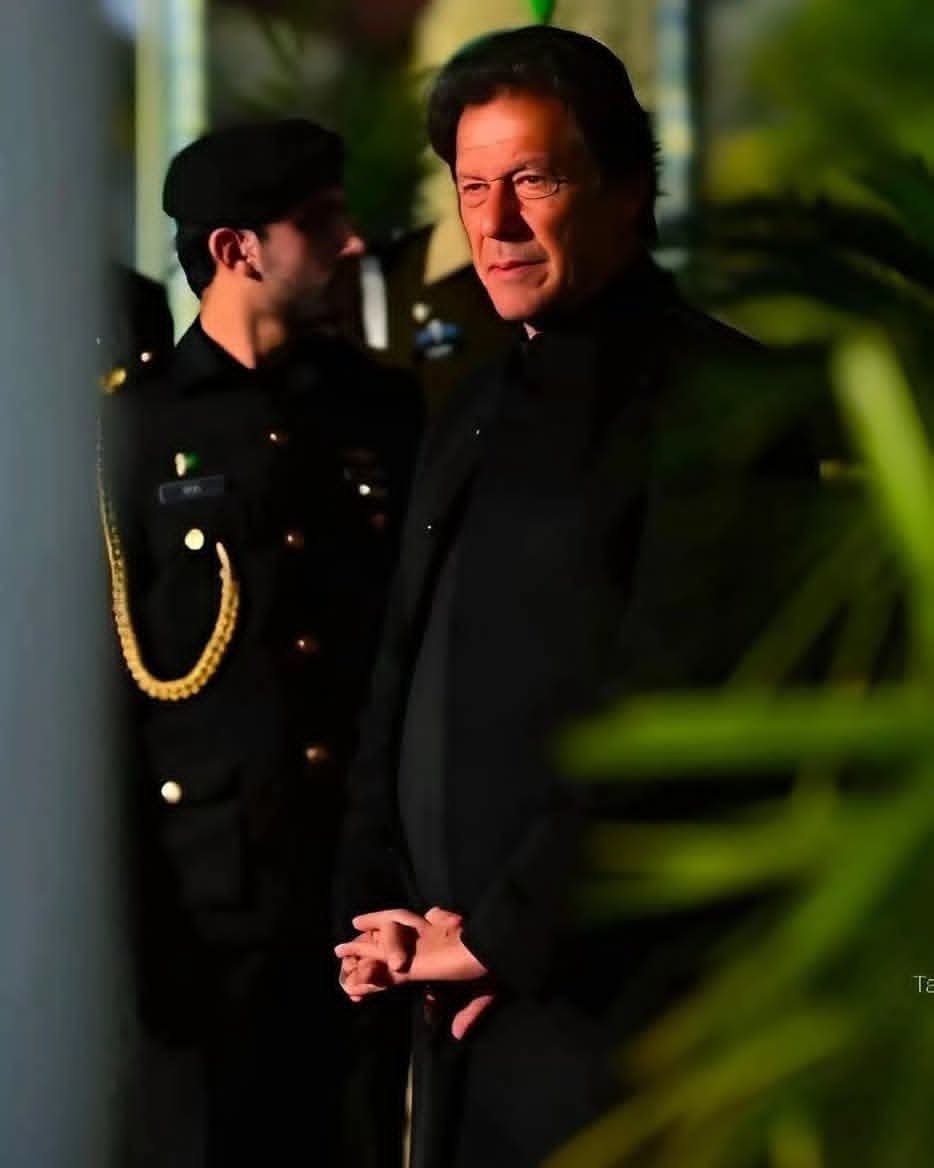 _Ali_vibx's tweet photo. HYPE نہیں، HISTORY ہے 🔥

عمران خان کو جیل میں ڈالا جا سکتا ہے،
راستے روکے جا سکتے ہیں، مگر عوام کی توجہ نہیں روکی جا سکتی۔
جتنا دباؤ، اتنا ہی شور۔ جتنی خاموشی مسلط کرنے کی کوشش، اتنی ہی بلند آواز۔

یہ وہ اثر ہے جسے قید بھی ختم نہیں کر سکی۔ 🇵🇰♥️
#ImranKhan #PTI #Hype #Pakistan https://t.co/xhgrOgMPYP