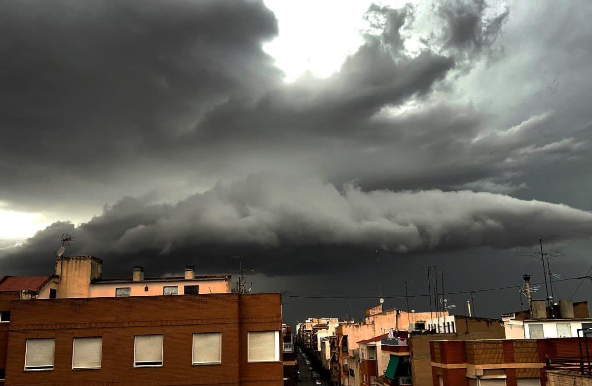 MeteOrihuela's tweet photo. ¡Menudo aspecto del cielo! Esta tarde (20/08/2026), estructura de la #tormenta al llegar a #Yecla (#Murcia), donde se han registrado 25 litros por metro cuadrado. Imágenes: Sergio López. https://t.co/ND2nXJGQFe