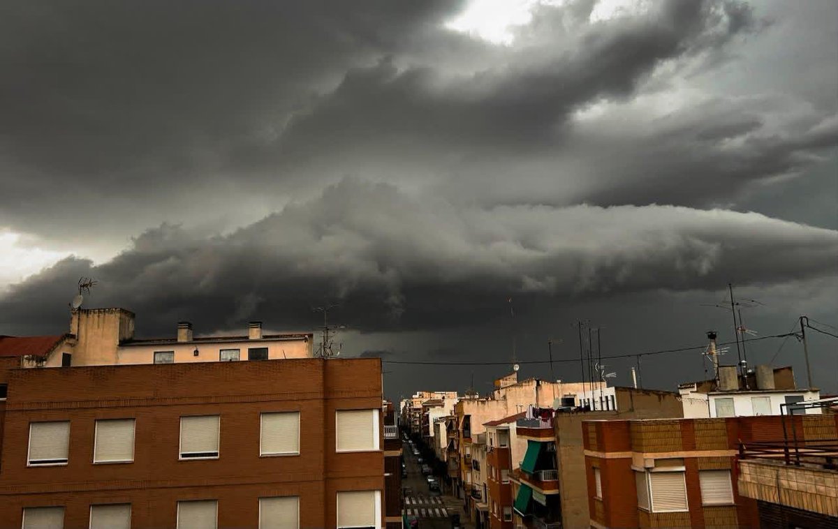 MeteOrihuela's tweet photo. ¡Menudo aspecto del cielo! Esta tarde (20/08/2026), estructura de la #tormenta al llegar a #Yecla (#Murcia), donde se han registrado 25 litros por metro cuadrado. Imágenes: Sergio López. https://t.co/ND2nXJGQFe