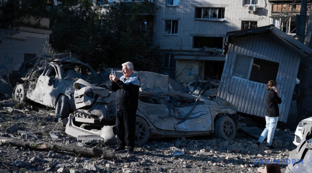 JDarkosint's tweet photo. The terrorist attacks by Putin's regime in Kyiv have left at least 16 dead and nearly 50 wounded, these criminal acts damaged at least 30 residential buildings, a regular school, a children's hospital, and a kindergarten.
More than 600 rescuers have worked on the operations. https://t.co/EghKPW7bqD