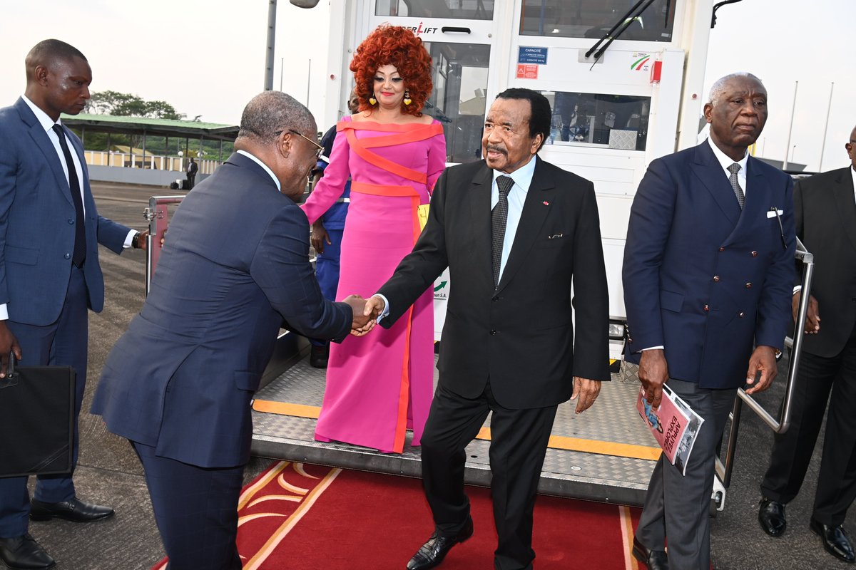CabinetCivilPRC's tweet photo. Le Président de la République, S.E. Paul Biya, accompagné de la Première Dame, Madame Chantal Biya, est de retour à Yaoundé après un séjour privé en Europe.

#PaulBiya
#Cameroun https://t.co/c3jbPo6enW